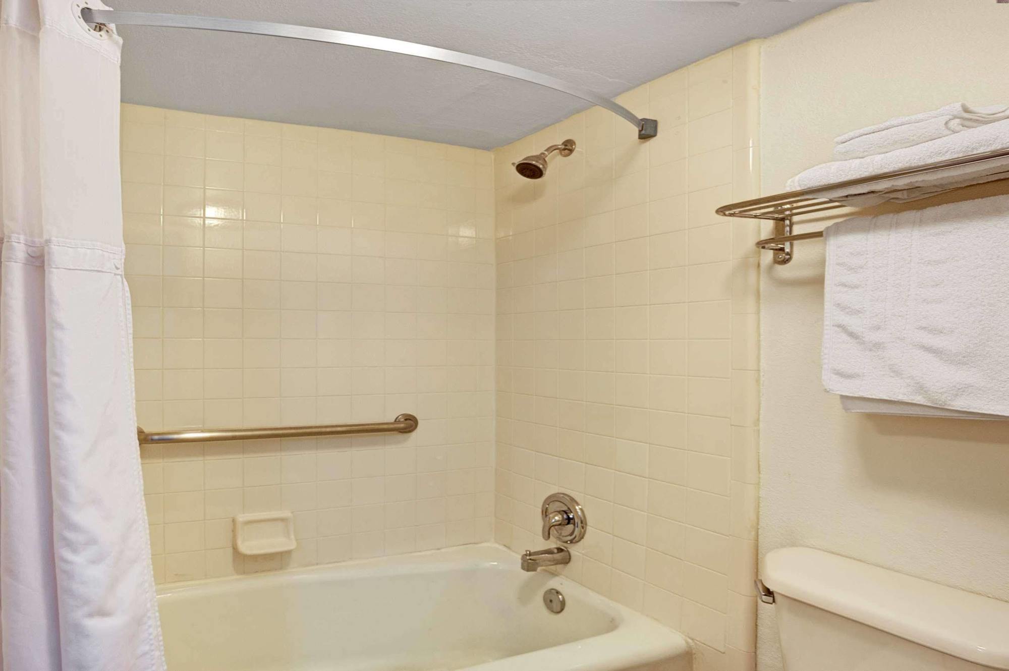 Days Inn By Wyndham Jacksonville South Memorial Hospital Esterno foto